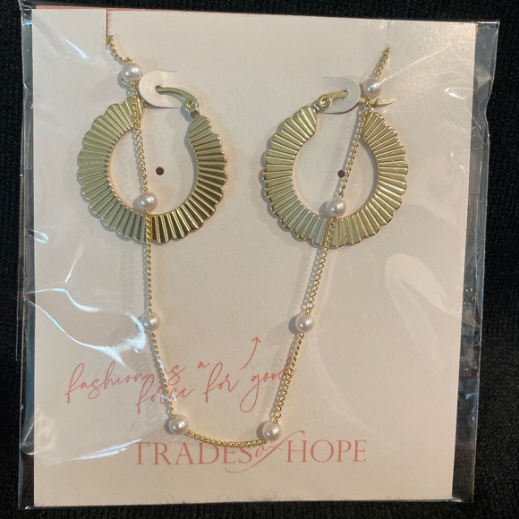 Golden Earrings and Faux Pearl Necklace Set - Picture 1 of 2